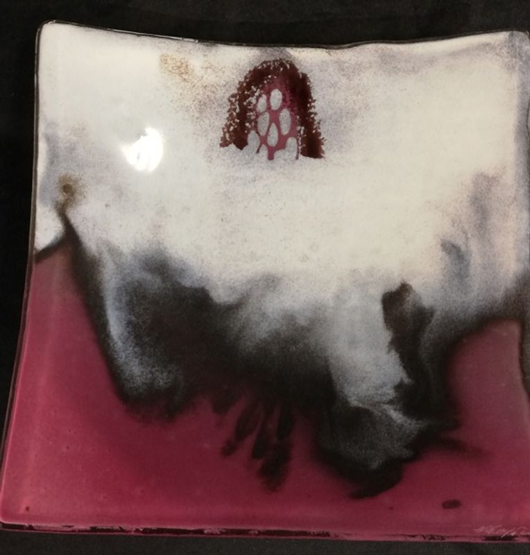 Unikt glassfat, Reaction